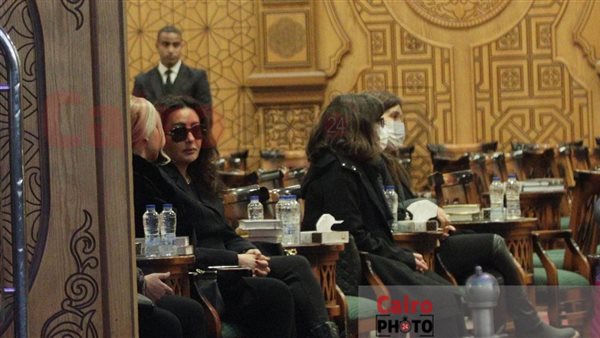 لطيفة في عزاء والدتها