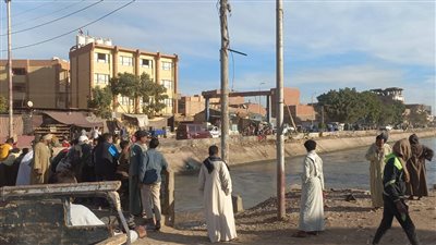 انتشال جثة صغير لقي مصرعه غرقا بترعة كاسل في أسوان