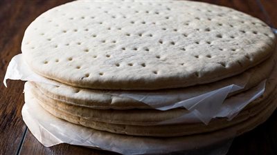 كأنك لسه عاجناها.. طريقة عمل عجينة البيتزا وتخزينها لـ3 أشهر