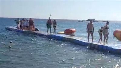 السائحون يستمتعون بالرحلات والأنشطة البحرية في شواطئ شرم الشيخ | بث مباشر