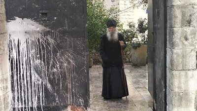 مطران القدس يطالب بتدخل الجهات المختصة: اعتداء إسرائيلي متكرر على دير بئر يعقوب في نابلس