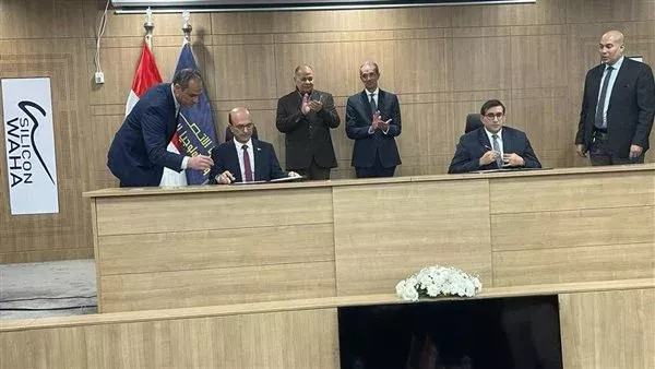 أثناء توقيع الإتفاقيات