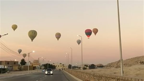 البالون الطائر بسماء
