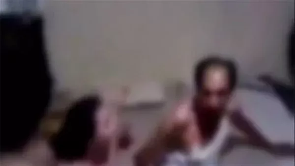 سيدة تقيم مع عشيقها