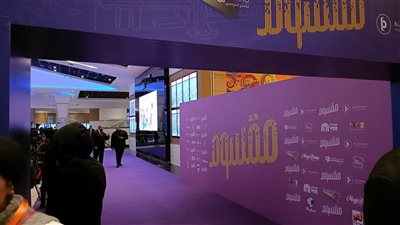 بسجادة بنفسجي.. التحضيرات النهائية للعرض الخاص لفيلم مقسوم بطولة ليلى علوي وشيرين رضا