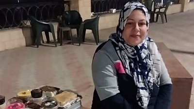 أم حبيبة تكافح لبيع الحلويات بكورنيش السويس: بربي ولادي الـ 4 وبفرح بتشجيع الناس |بث مباشر 