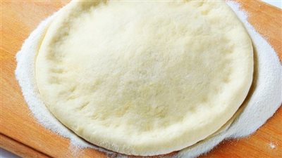 كيلو دقيق.. كيفية عمل عجينة البيتزا الاقتصادية تكفي عائلتك