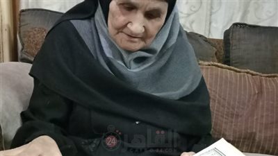 عمرها 83 عاما.. حكاية الحاجة عواطف بعد حصولها على شهادة محو الأمية بالفيوم