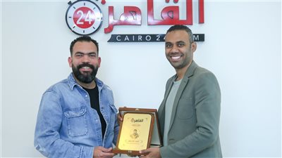 القاهرة 24 يكرم خالد عليش بعد تألقه في فيلم ليه تعيشها لوحدك | صور