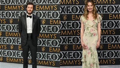 أبرزهم كايتلين تومبسون وآدم برودي.. بدء توافد النجوم على السجادة الرمادية لحفل توزيع جوائز الإيمي بنسخته الـ 75