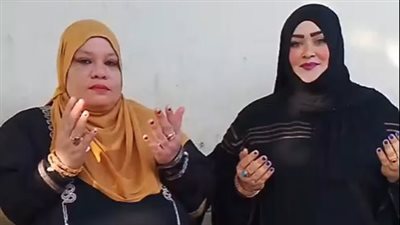 رافعين أيديهم بيقولوا يارب.. أولياء الأمور ينتظرون أبناءهم طلاب الصف الأول الثانوي أمام المدارس| بث مباشر 