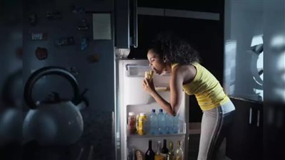  ماذا يحدث لجسمك عند تناول وجبات خفيفة في وقت متأخر من الليل يوميًا؟ 