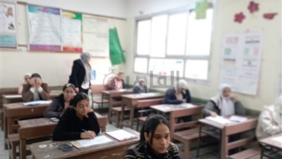 طلاب الشهادة الإعدادية بالقاهرة يؤدون امتحان العلوم اليوم