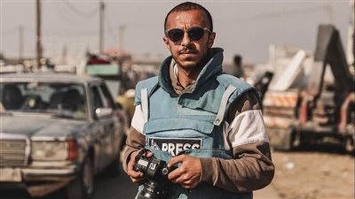 أصيب بالسرطان قبل الحرب بشهر.. صحفي فلسطيني يستغيث: أتمنى آجي مصر وأتعالج فيها | خاص