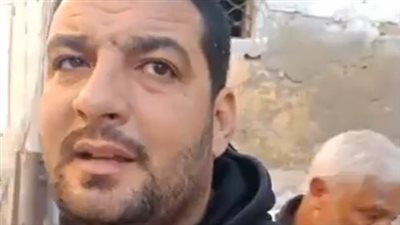 شاهد عيان واقعة انهيار جزء من عقار بالإسكندرية: كل يوم بيقع منه جزء | بث مباشر