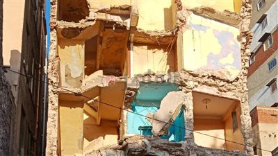 اتقسم نصين.. العناية الإلهية تنقذ 8 أسر إثر انهيار عقار بالإسكندرية