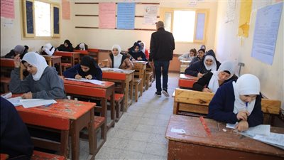 طلاب الشهادة الإعدادية بسوهاج يؤدون امتحان مادتي الجبر والإحصاء والتربية الفنية