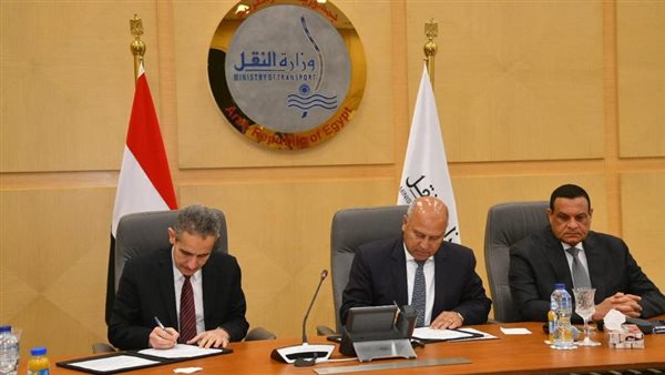 جانب من التوقيع