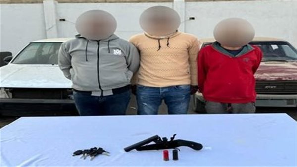 بعض المتهمين بالسرقة