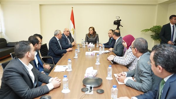 وزيرة التخطيط تتابع