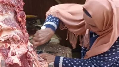 دبحت 10 عجول في يوم.. روحية أشهر جزارة ببني سويف: كافحت وربيت ولادي بعد وفاة زوجي |بث مباشر