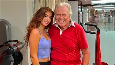 أول تعليق لـ حسين فهمي بعد شائعات زواجه من الموديل مريم علاء