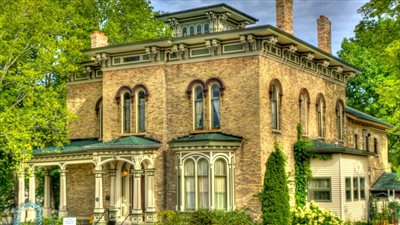 شفت نفسي في بيت وصاحب زوجي بيعمل شاي في المطبخ.. مفسرة أحلام تكشف التفسير