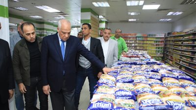 محافظ الجيزة خلال تفقده منافذ السلع: توزيع 6900 طن سكر شهريًا