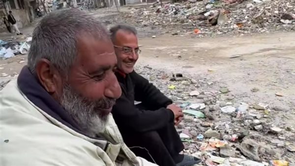 فلسطينين يطعمون القطط