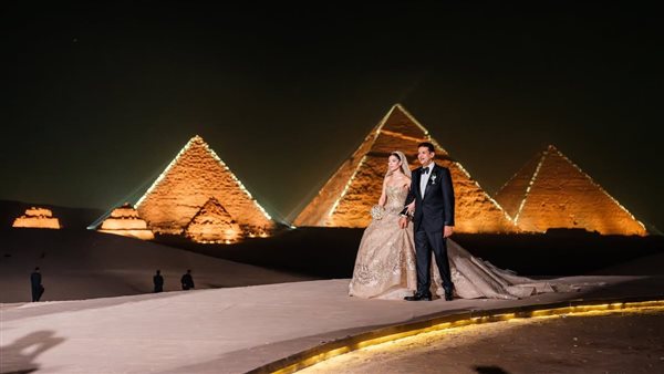 تعليق زينة على أهرامات