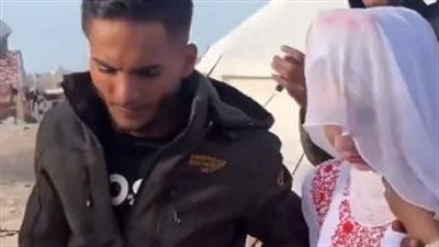 زواج تحت القصف والنيران.. شاب فلسطيني يحتفل بزفافه في خيمة إيواء بغزة 