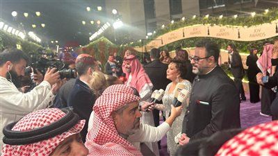 بدلة بـ علم فلسطين.. أكرم حسني يدعم الشعب الفلسطيني في حفل توزيع جوائز Joy Awards بالسعودية