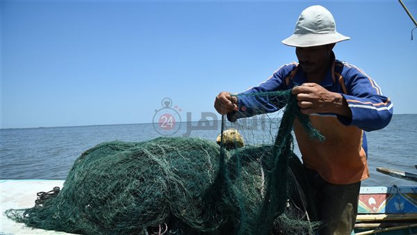 أحد صيادين بحيرة