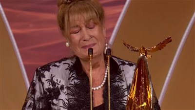 بكاء منى واصف بعد تكريمها في حفل Joy Awards: كنت أتمنى أمي تكون معايا.. وكانت زعلانة لأني مكملتش دراستي