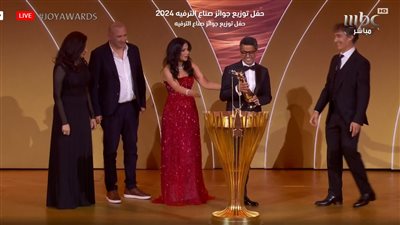 تكريم منى زكي وفريق عمل تحت الوصاية بجائزة صناع الترفيه الفخرية بـ Joy Awards