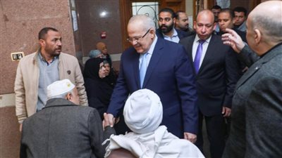 الخشت يجري جولة مفاجئة للعيادات الخارجية بالمنيل التخصصي للاطمئنان على مستوى الخدمات الطبية 