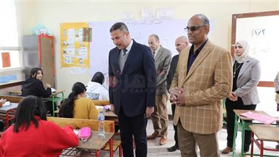 محافظ المنيا يتابع مع طلاب الشهادة الإعدادية مدى ارتباط أسئلة الامتحانات بالمناهج