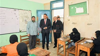 محافظ الدقهلية ووكيل التعليم يتفقدان لجان امتحانات الشهادة الإعدادية | صور