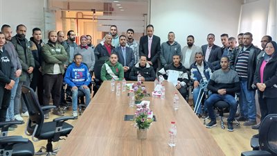  العمل تسليم عقود عمل لـ18 شابا من ذوي الهمم بالإسكندرية