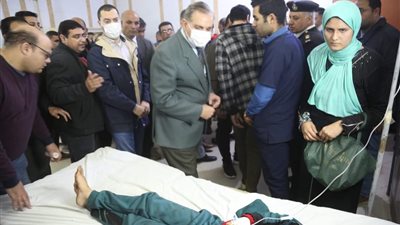 محافظ كفر الشيخ ينتقل لمستشفى دسوق للاطمئنان على المصابين في حادث سقوط بلكونة 