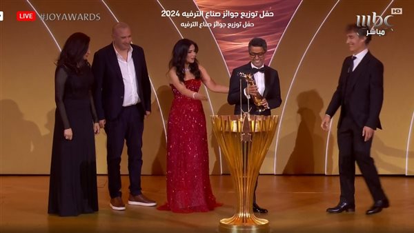 خلال تكريم منى زكي