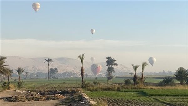 البالون الطائر بسماء