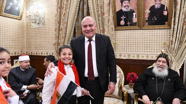 محافظ قنا خلال الزيارة