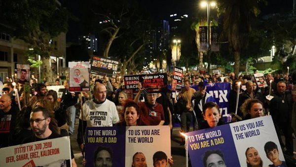 مظاهرات أمام منزل