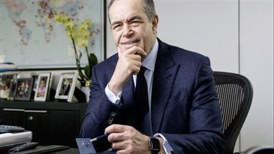 عاش على البيض والخبز حتى أصبح صاحب أكبر شركات في العالم.. رحلة صعود محمد منصور