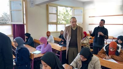 طلاب الشهادة الإعدادية بسوهاج يؤدون امتحان اللغة الإنجليزية