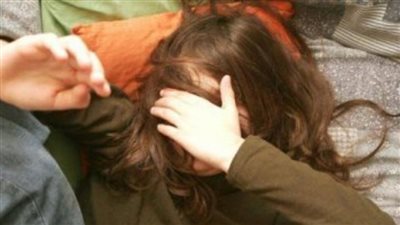 3 متهمين يطاردون طالبة ويعتدون عليها في الشارع بالخصوص لسرقتها