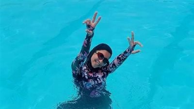 حذّروها من كلية التربية الرياضية فأصبحت أشهر سباحة بالإسكندرية.. قصة فتاة أدخلت الزومبا والأيروبكس في السباحة