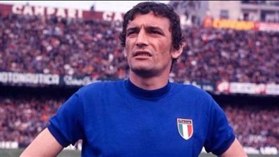 وفاة جيجي ريفا أسطورة كرة القدم الإيطالية عن عمر يناهز 79 عامًا