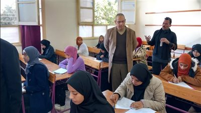 طلاب الشهادة الإعدادية بسوهاج يؤدون امتحان الدراسات الاجتماعية